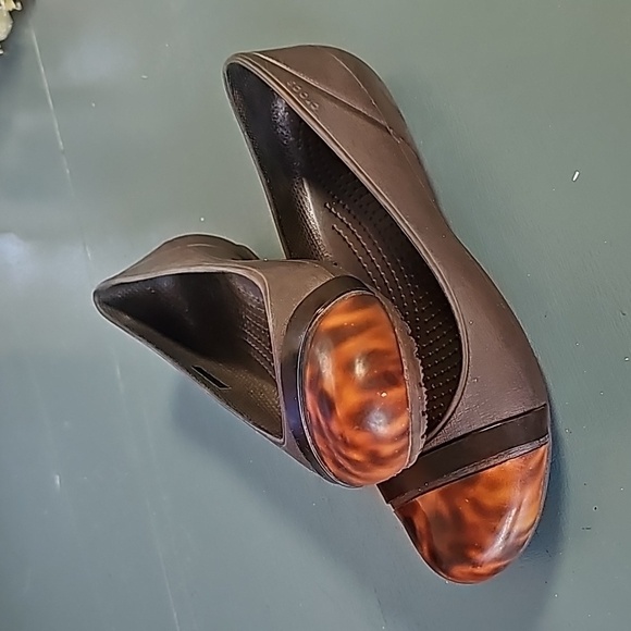 Crocks two tone brown. Rubber shoes. Size 8. Very good used condition. - Picture 8 of 8